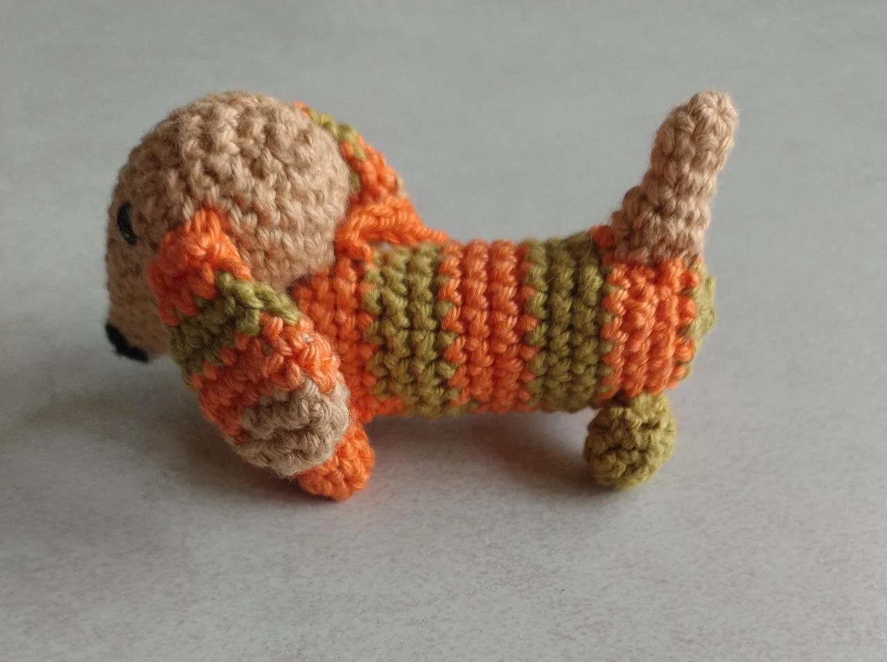 Colgante de llave hecho a mano con diseño de teckel, ganchillo, naranja verde – photo 3